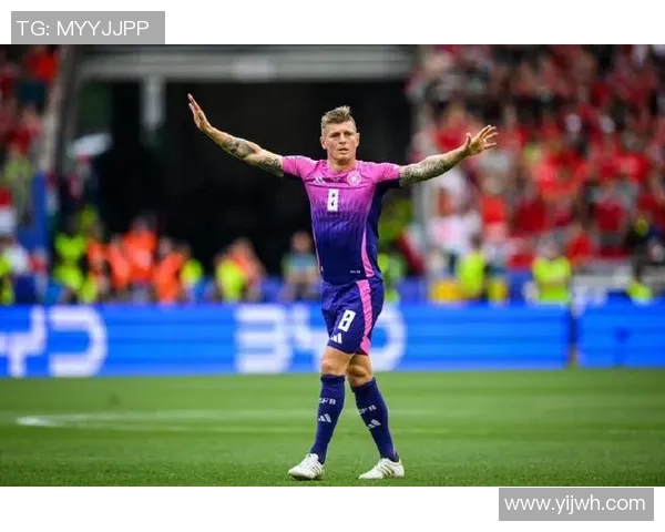 克罗斯在足球世界中的崛起与影响力分析:从天才少年到中场大师的成长之路 克罗斯在足球世界中的崛起与影响力分析:从天才少年到中场大师的成长之路